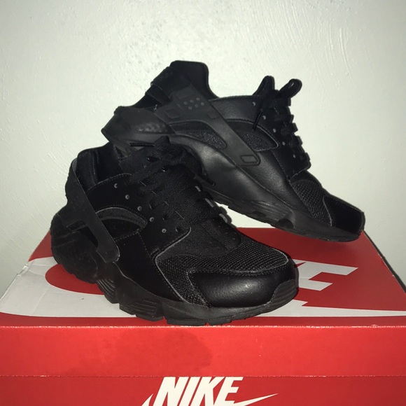 Nike Other - Black Nike Huarache Runs